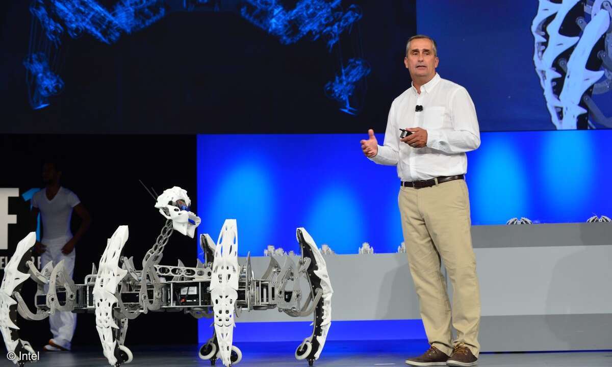 Mit Hilfe von Intels SoC Curie lässt Krzanich die Roboterspinne tanzen und rollerbladen