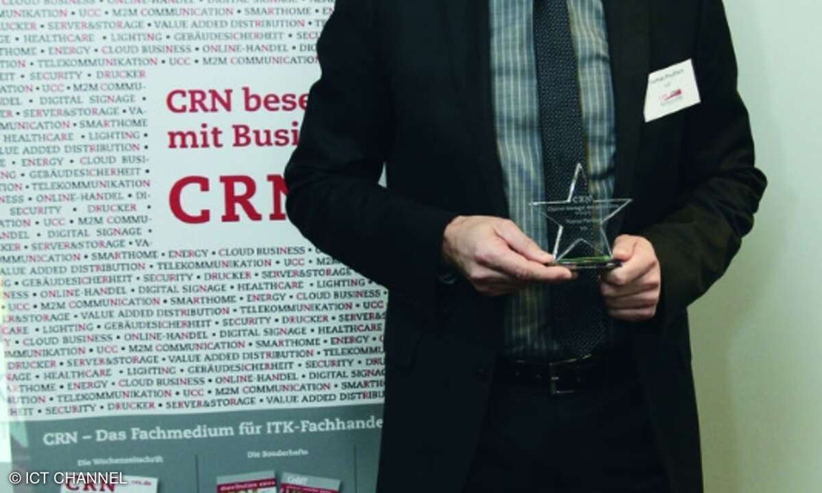 Thomas Peuthert, Channel Sales Manager bei HPE Networking, hält seinen ersten Stern in den Händen