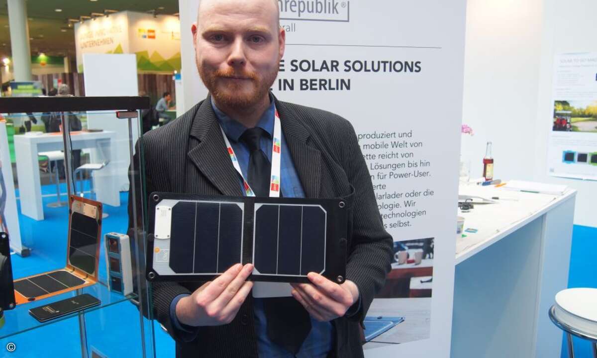 Ian Hansen von Sonnenrepublik mit einem mobilen Solarlader