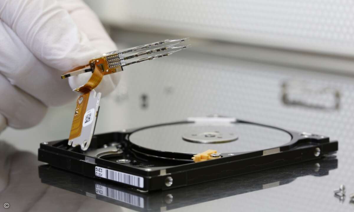 Im Labor können Datenrettern beispielsweise die defekten Schreib- und Leseköpfe von Festplatten austauschen und so nicht mehr funktionierende Laufwerke wieder flottmachen