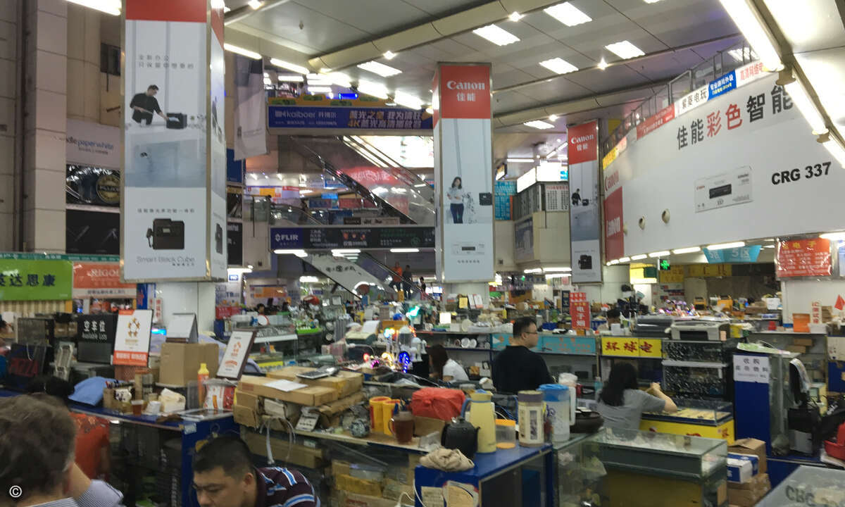 Riesige Elektronik-Kaufhäuser versorgen die chinesischen Maker: Allein in Shenzhen gibt es 17 solcher mehrstöckigen Technikkaufhäuser