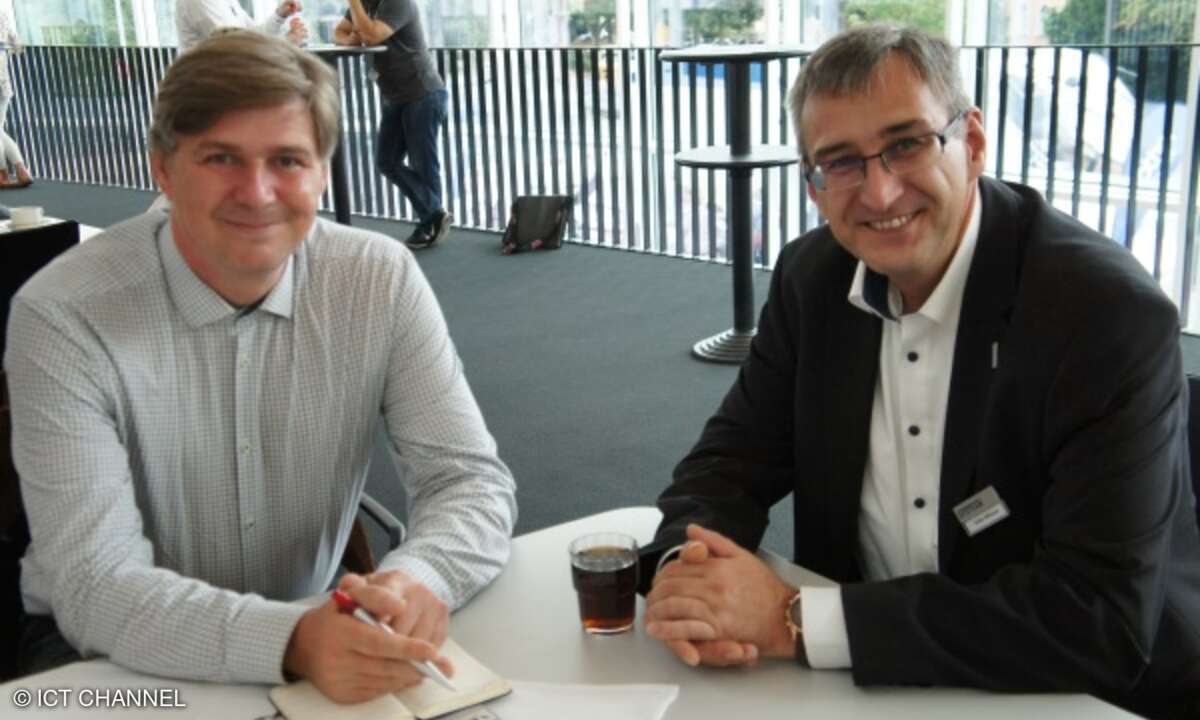 Volker Mitlacher (re.) im Interview mit Samba Schulte (CRN)