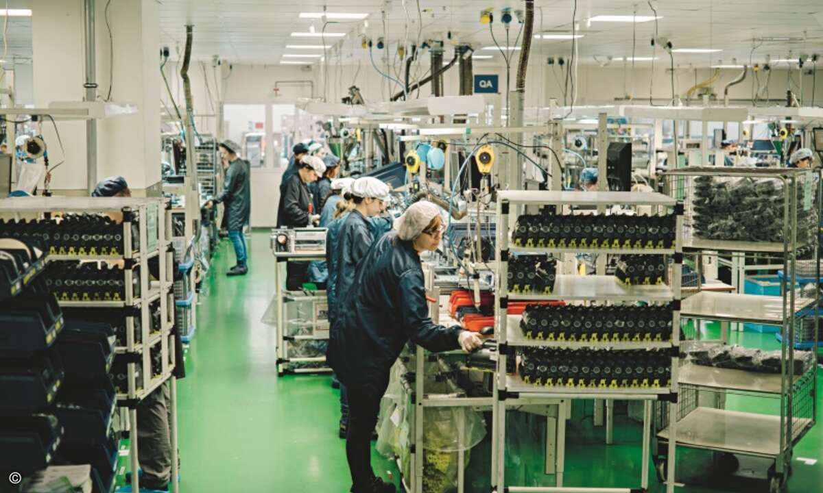 Bei der Aufbereitung der verbrauchten Tonerkartuschen ist viel Handarbeit nötig