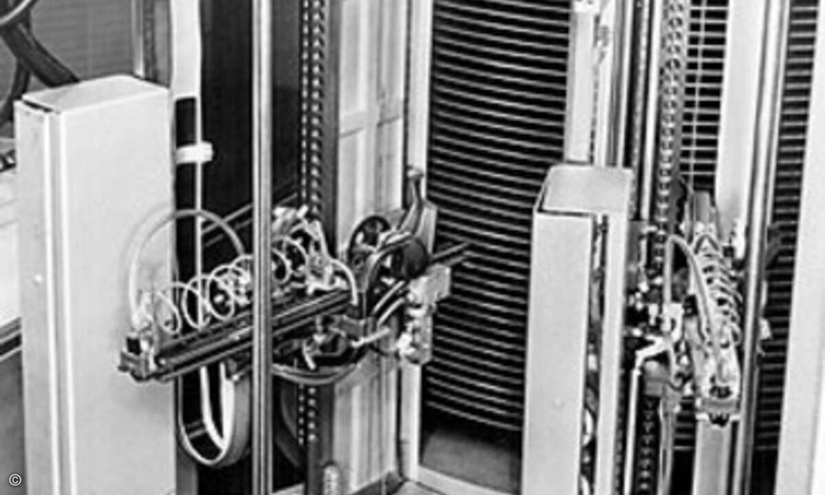 Die Datenscheiben in der ersten IBM-Festplatte und die Schreib-Lese-Köpfe