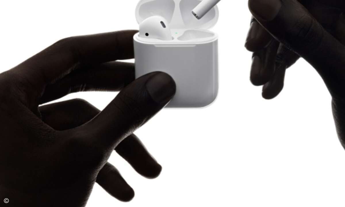 Michelangelo lässt grüßen: Die Hand Gottes hat die AirPods in der Ladeschale versteckt