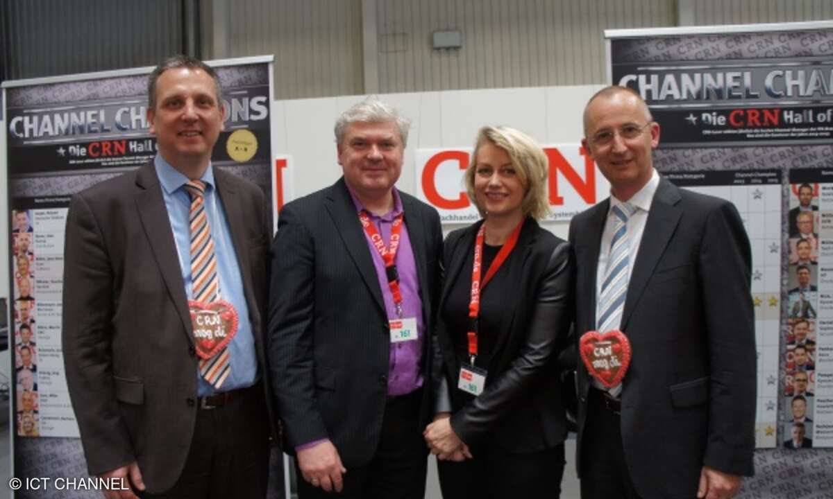 HP-Deutschlandchef Jan Riecher (re.) und Pressseprecher Heiko Witzke (li.) freuen sich über die CRN-Herzerl, die Martin Fryba und Michaela Wurm von CRN überreichen