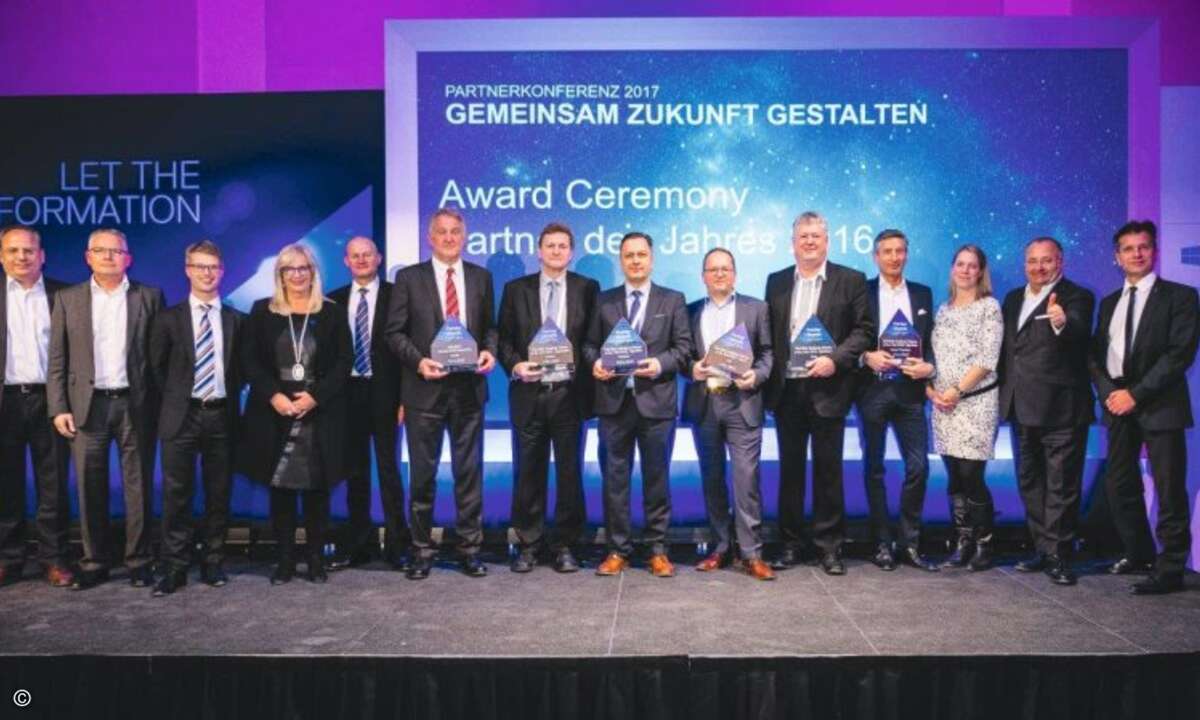 Die besten Partner wurden in sechs Kategorien mit Awards ausgezeichnet - hier die Preisträger mit dem Dell EMC-Channelteam