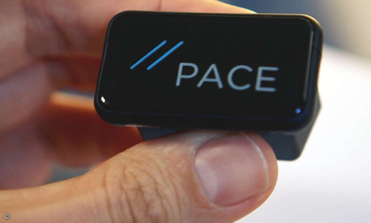 Pace Link zapft die Autodaten über OBD an und überträgt sie per Bluetooth an die Pace-App auf dem Smartphone