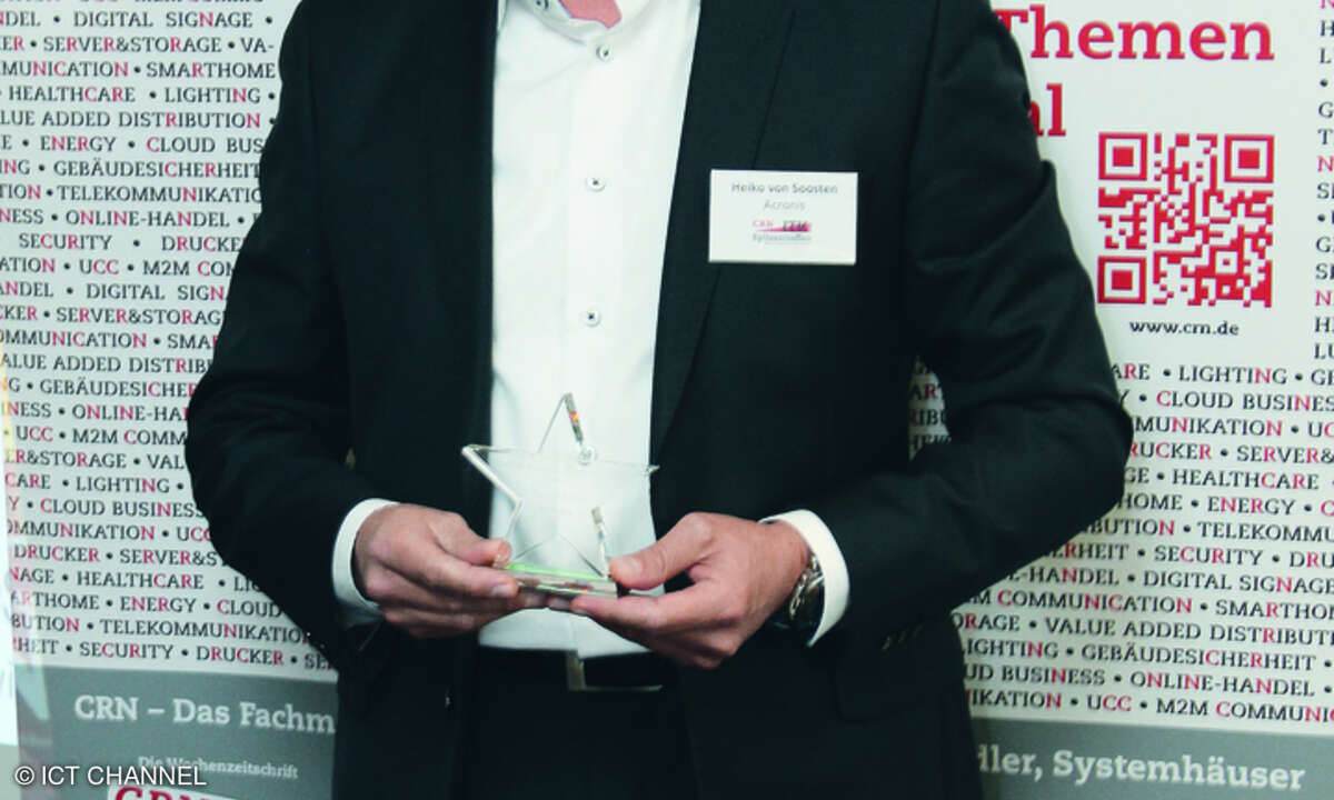 Heiko von Soosten, Director Channel Sales DACH bei Acronis, mit seinem Preis aus dem Jahr 2015