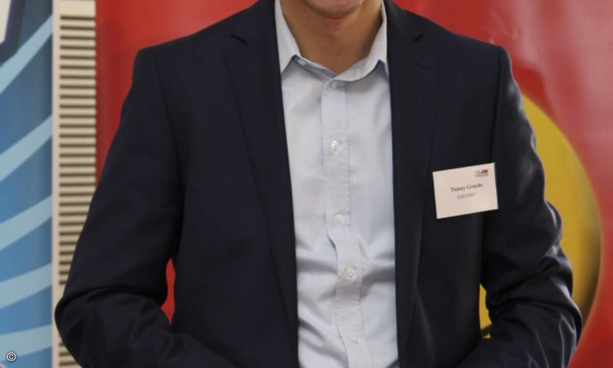 Tommy Grosche, Director Channel Sales Germany bei Fortinet, mit seinem Award aus dem vergangenen Jahr