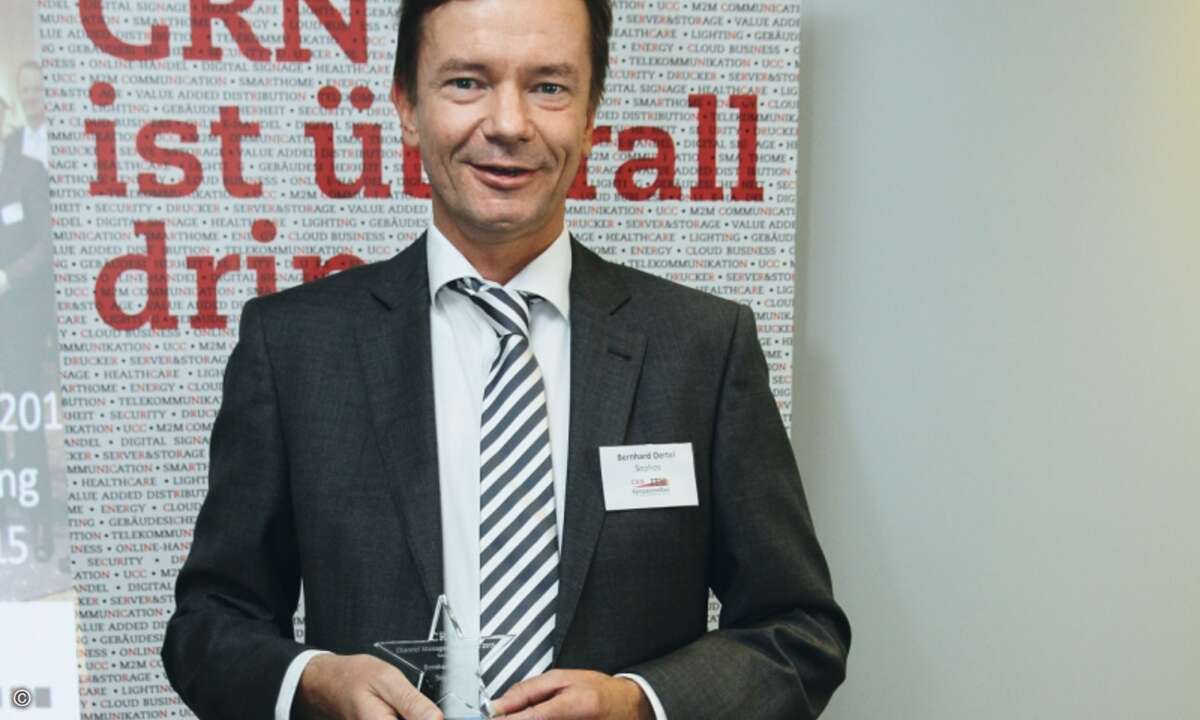 Bernhard Oertel, Territory Manager bei Sophos, mit einem seiner drei CRN-Awards