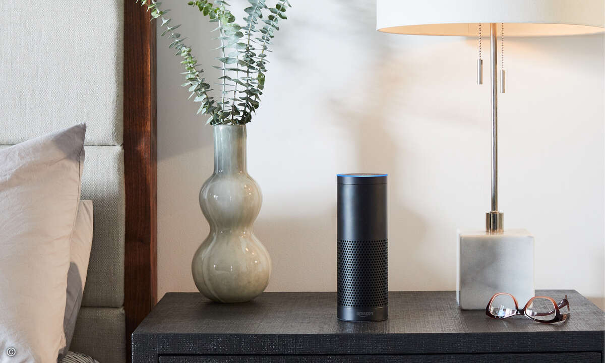 Der Echo Plus übernimmt das Design des bisherigen Echo, bringt aber weit mehr Funktionen wie Zigbee-Unterstützung mit