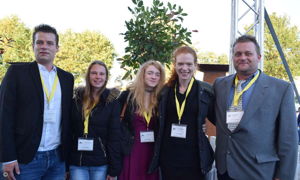 TK-Messe, das ist immer auch ein Familienausflug wie hier für Uwe-Decker-Behrends (re) mit Frau Yvonne und Tochter Weda. Links: Björn Droll, erster Angestellter von PC-Friese, mit Freundin Yvonne