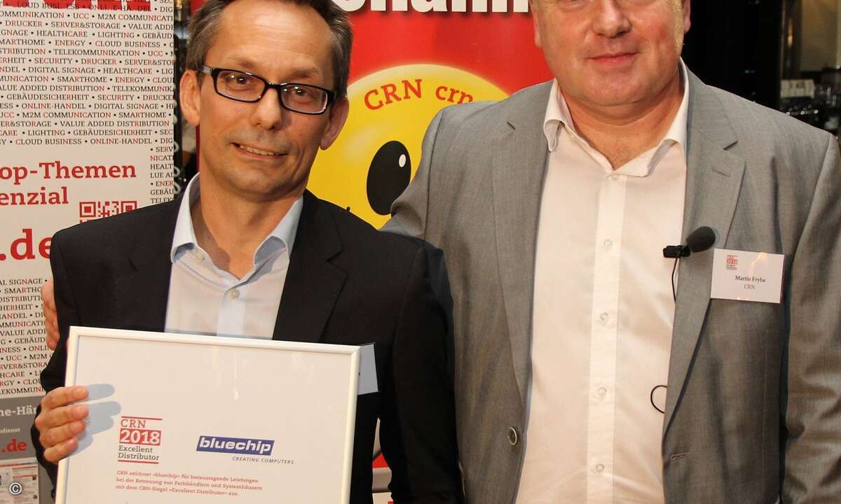 Frank Kwasnitza vom Jahressieger Bluechip (li.) mit CRN-Chefredakteur Martin Fryba