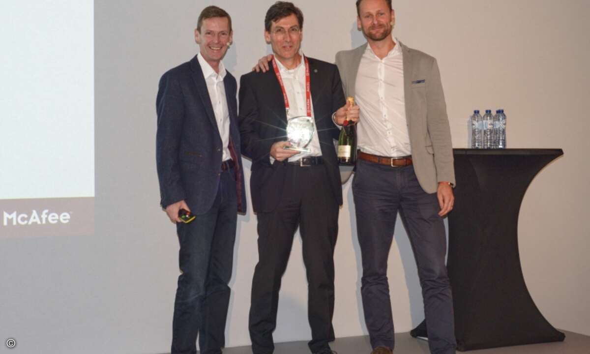 Jörg Haas (Mitte) mit der Auszeichnung als Partner des Jahres in der Region Zentral- und Osteuropa sowie David Small und Adam Philpott von McAfee