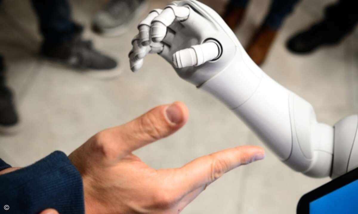 Pepper spielt Schnick-Schnack-Schnuck (Foto: Sina Schuldt - dpa)
