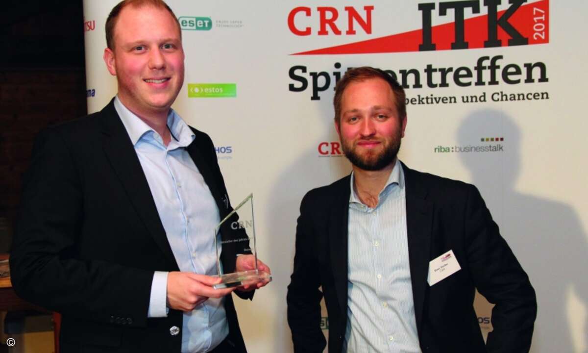 Sebastian Mraczny (li.) mit dem Hersteller-Award für Synology und CRN-Redakteur Peter Tischer