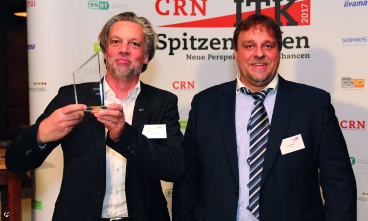 Maik Wetzel (li.) mit einem weiteren Hersteller-Award für Eset und CRN-Redakteur Lars Bube