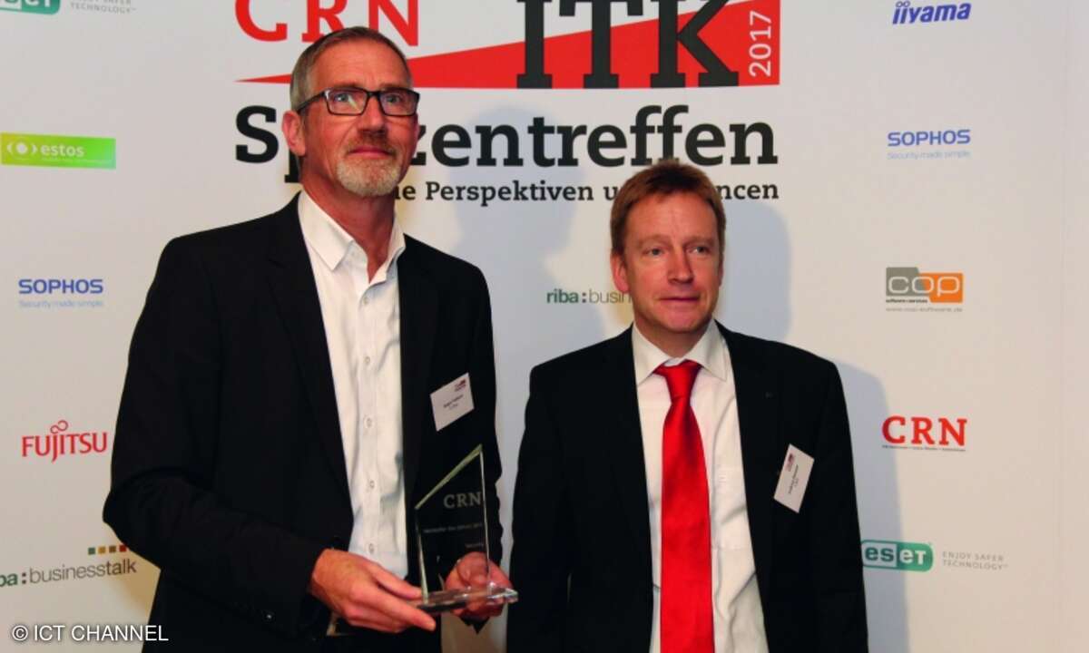Jürgen Venhorst (li.) von G Data bekam von CRN-Redakteur Andreas Dumont den Award für G Data überreicht