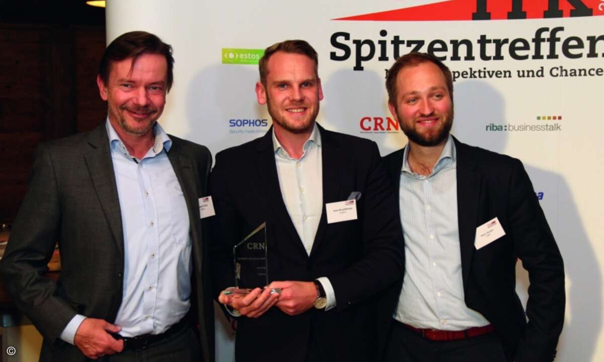 Bernhard Oertel (li.) und Denis Brendelberger (Mi.) freuen sich mit CRN-Redakteur Peter Tischer über die Spitzenposition unter den Security-Herstellern