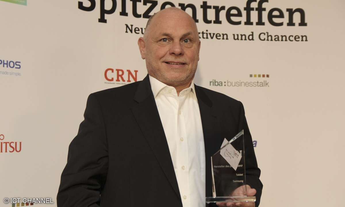 Frank Kalisch mit der Auszeichnung für Samsung