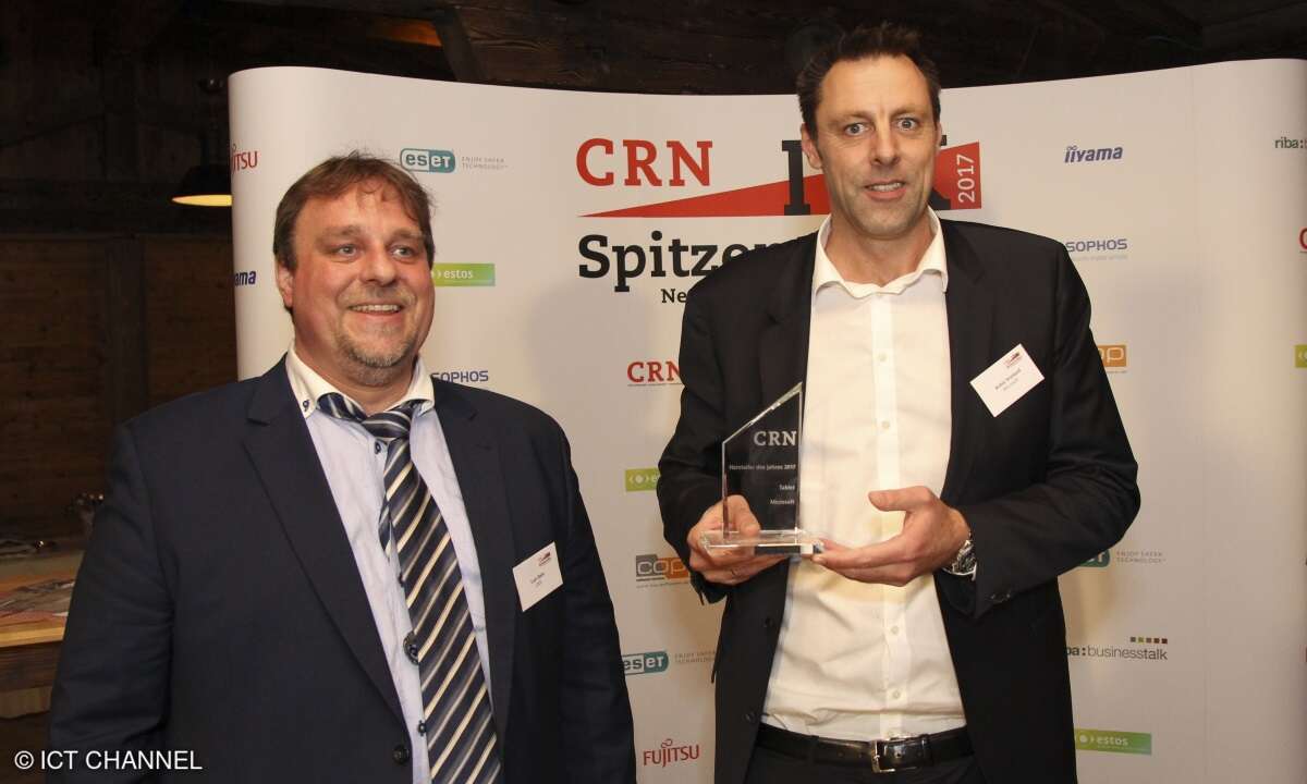 Robin Wittland (rechts) holt für Microsoft den Award in der Kategorie Tablets