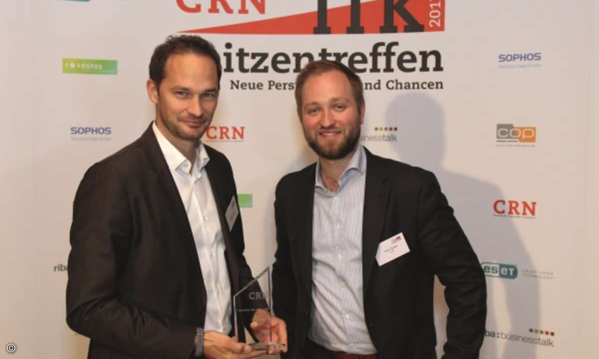 Stephen Rommel (li.) nimmt den Hersteller-Award für HP von CRN- Redakteur Peter Tischer entgegen