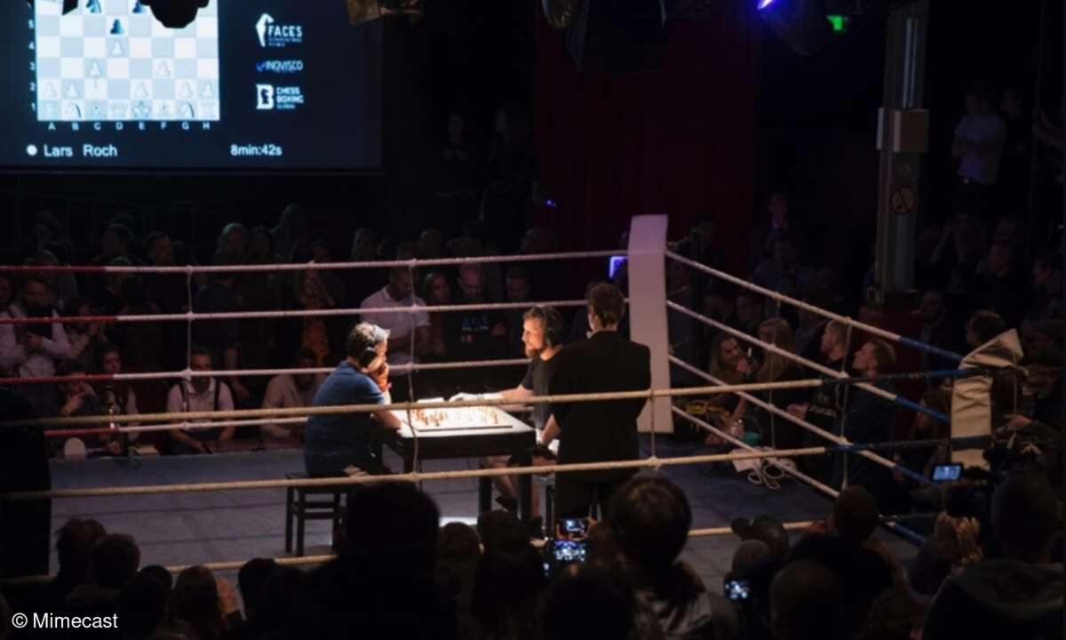 Schachbox-Wettkampf in Berlin: Mimecast ist einer der Sponsoren der Sportart, in der die Teilnehmern in Schach- und Boxrunden gegeneinander antreten