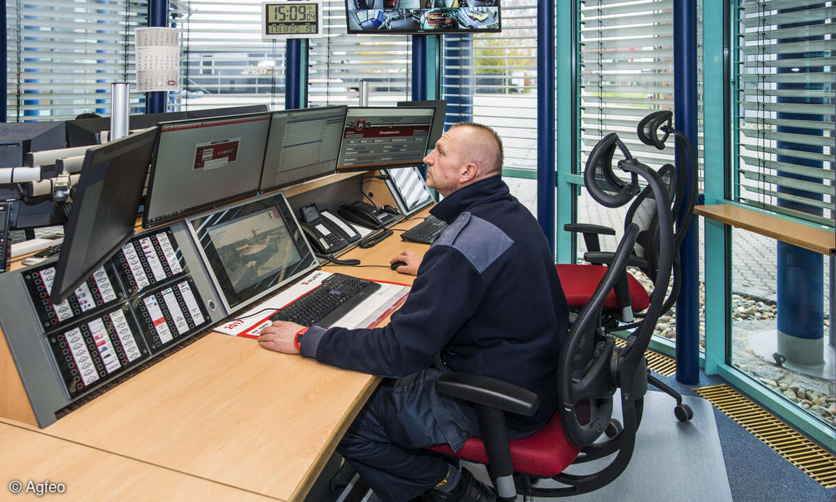 In der Einsatzzentrale haben die Feuerwehrmänner jetzt alles bestens im Blick