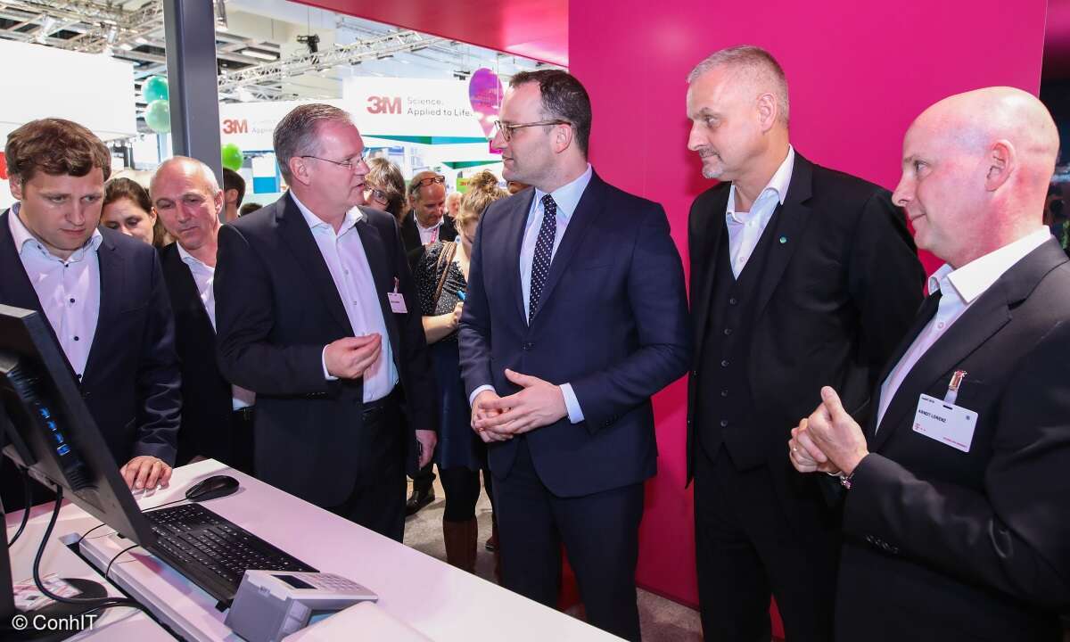 ConhIT 2018: Bundesundheitsminister Jens Spahn beim Eröffnungsrundgang am Telekom-Stand
