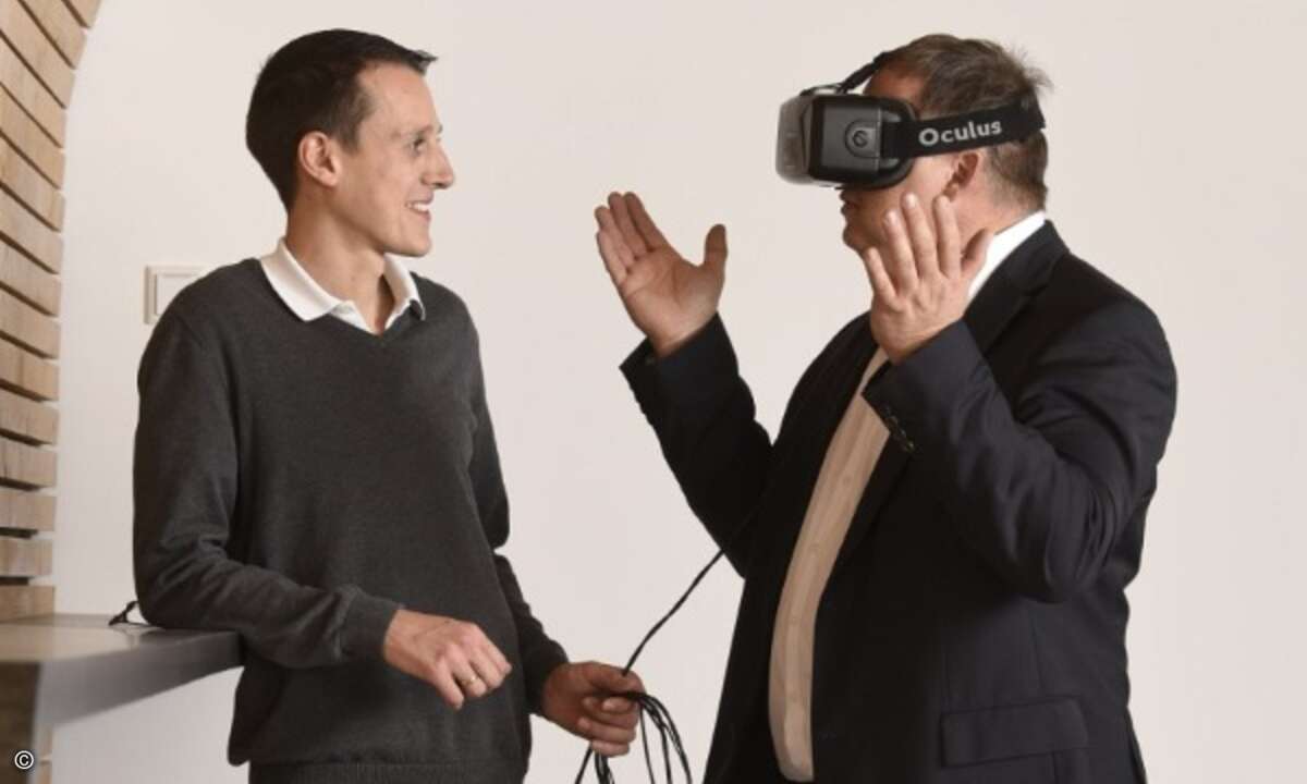 Gründer Johannes Bär erläutert die VR-Brille (Foto: element)