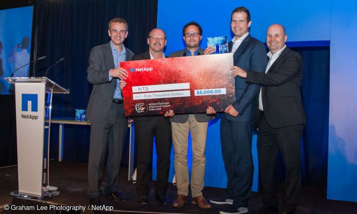 Werner Mennel und Helmut Hödl von NTS bei der Übergabe der Auszeichnung als »Cloud Partner of the Year« durch John Rollason, Alfred Mahnhart und Peter Wüst von NetApp