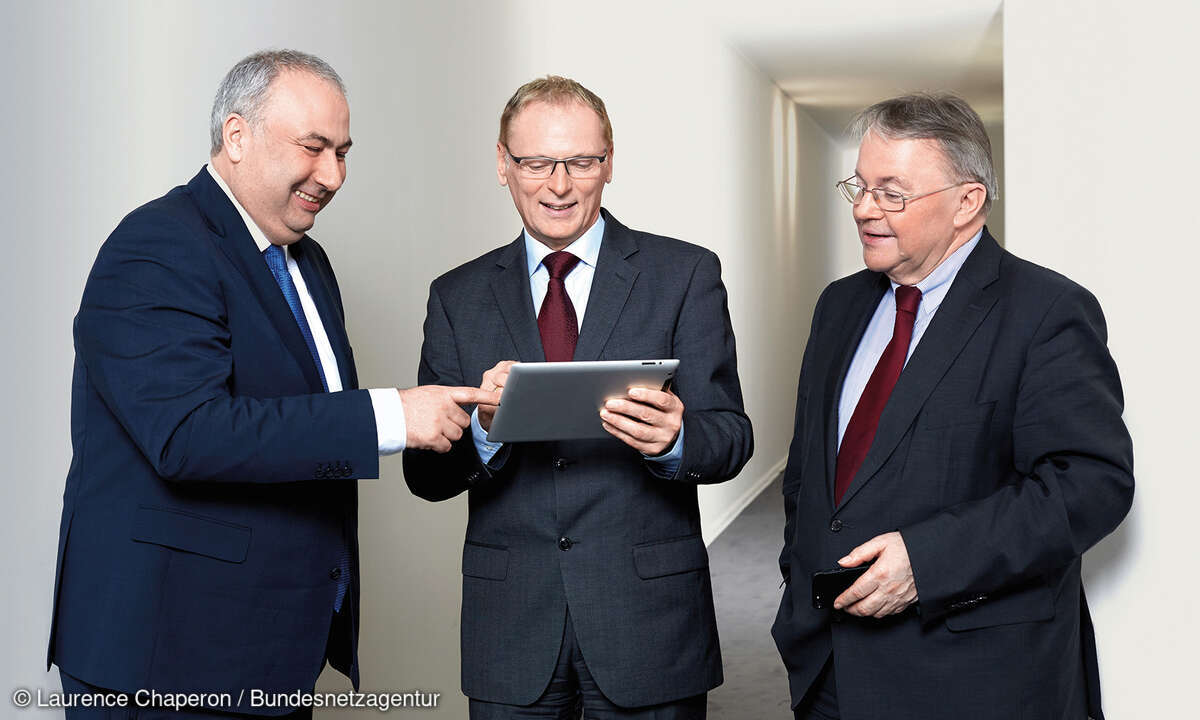 Netzagentur-Präsident Jochen Homann (Mitte) will Google, Facebook und Co stärker regulieren