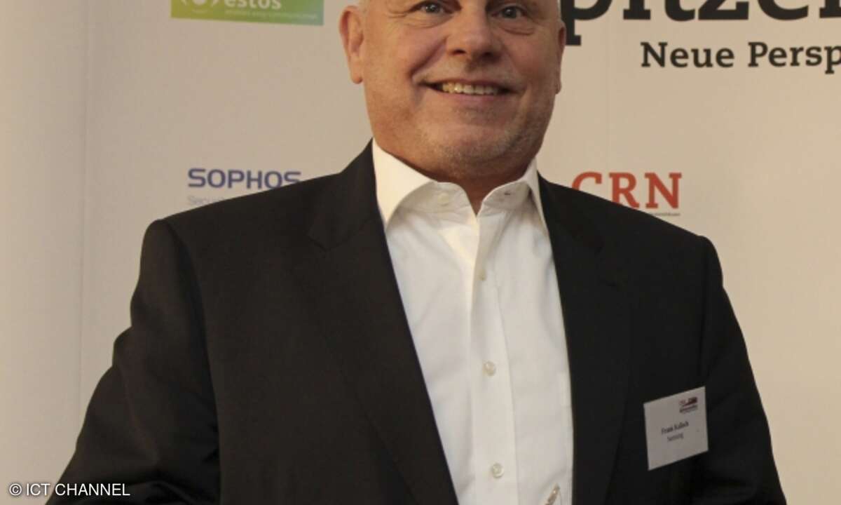 Titelverteidiger Frank Kalisch, Director IT Storage bei Samsung, mit seinem Award aus dem vergangenen Jahr