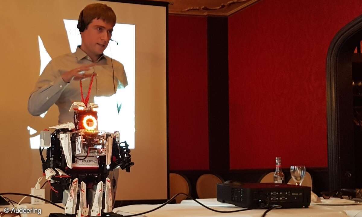 CTO Florian Eyben zeigt an einem handelsüblichen Kleinroboter, wie die Audeering-Technologie funktioniert