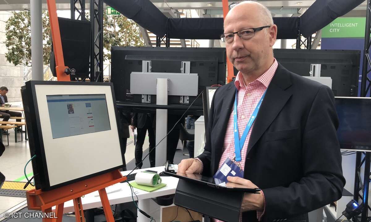VIVAI-CEO Thomas Horster-Möller zeigt die KI-Lösung für altersgerechtes Wohnen