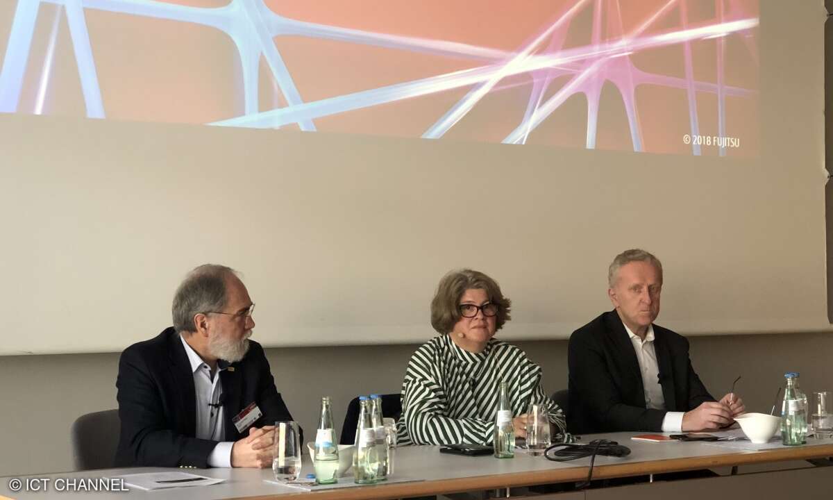 Joseph Reger, CTO EMEIA, Vera Schneevoigt, Senior Vice President und Head of Product Supply Operations, und Rupert Lehner, Head of Central Europe, EMEIA Products and Enterprise Platform Services bei Fujitsu (von links)