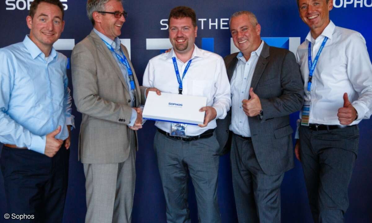 Mario Bauer (Mitte) von Starcom-Bauer durfte sich auf der Sophos-Partnerkonferenz über den erstmals vergebenen Award für den MSP des Jahres freuen (hier mit Michael Gutsch, Lothar Leuck, Scott Barlow und Michael Demtröder von Sophos)