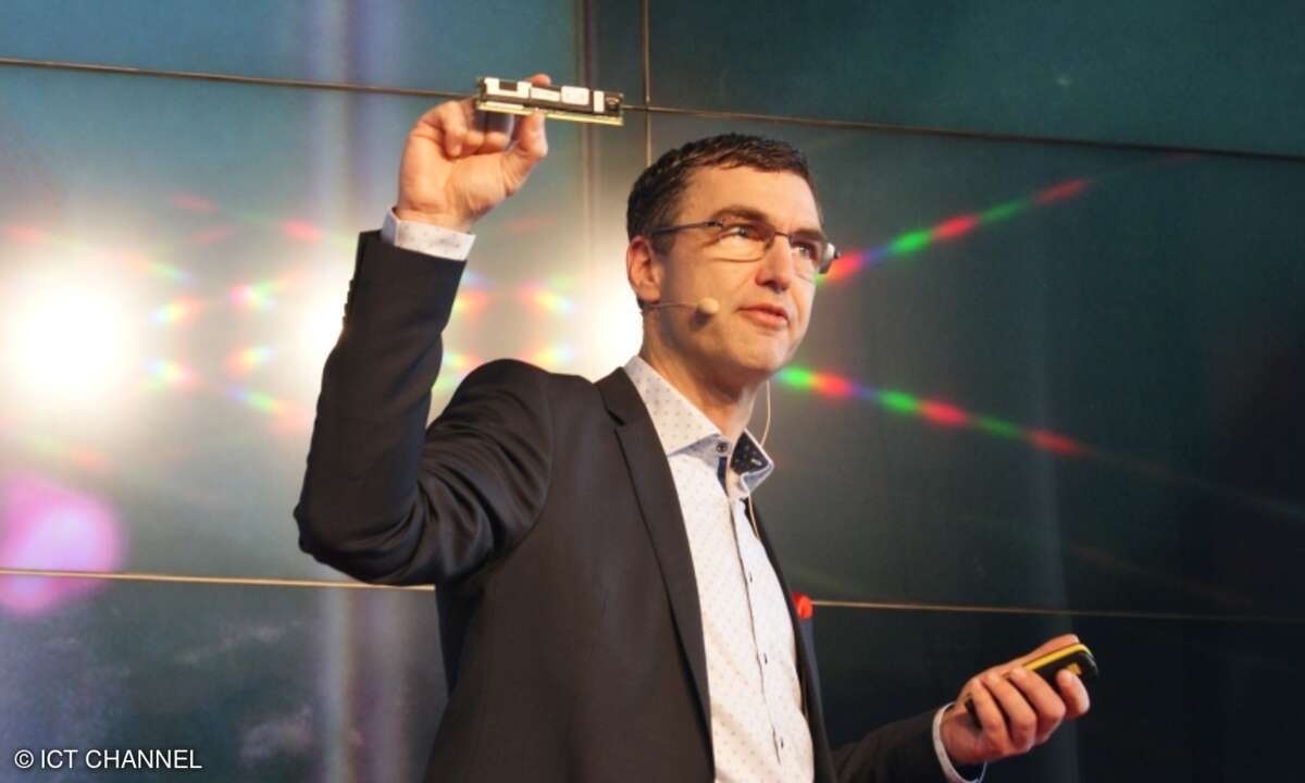 Michael Marticke, Evangelist Datacenter & Fujitsu Distinguished Engineer, mit einem 3D-XPoint-DIMM-Riegel, der in die kommenden »Primergy«-Server eingebaut werden soll