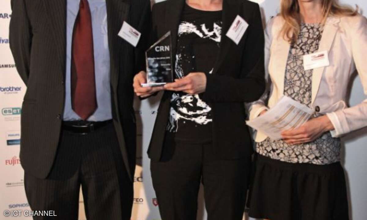 Michael Hartl und Constanze Carstanjen (Mitte) nehmen den Hersteller-Award für Cisco von CRN-Redakteurin Ulrike Garlet entgegen