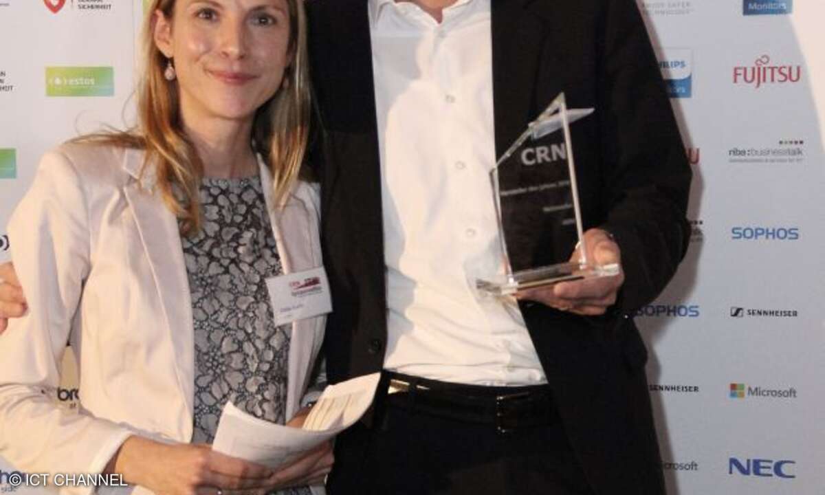 Michael Sadranowski mit CRN-Redakteurin Ulrike Garlet und dem Award für den ersten Platz