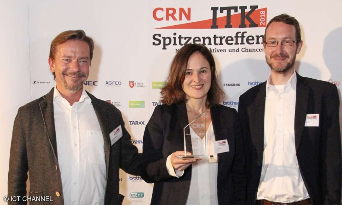 Bernhard Oertel und Nensi Klein freuen sich mit CRN-Redakteur Daniel Dubsky über den Hersteller-Award für Sophos