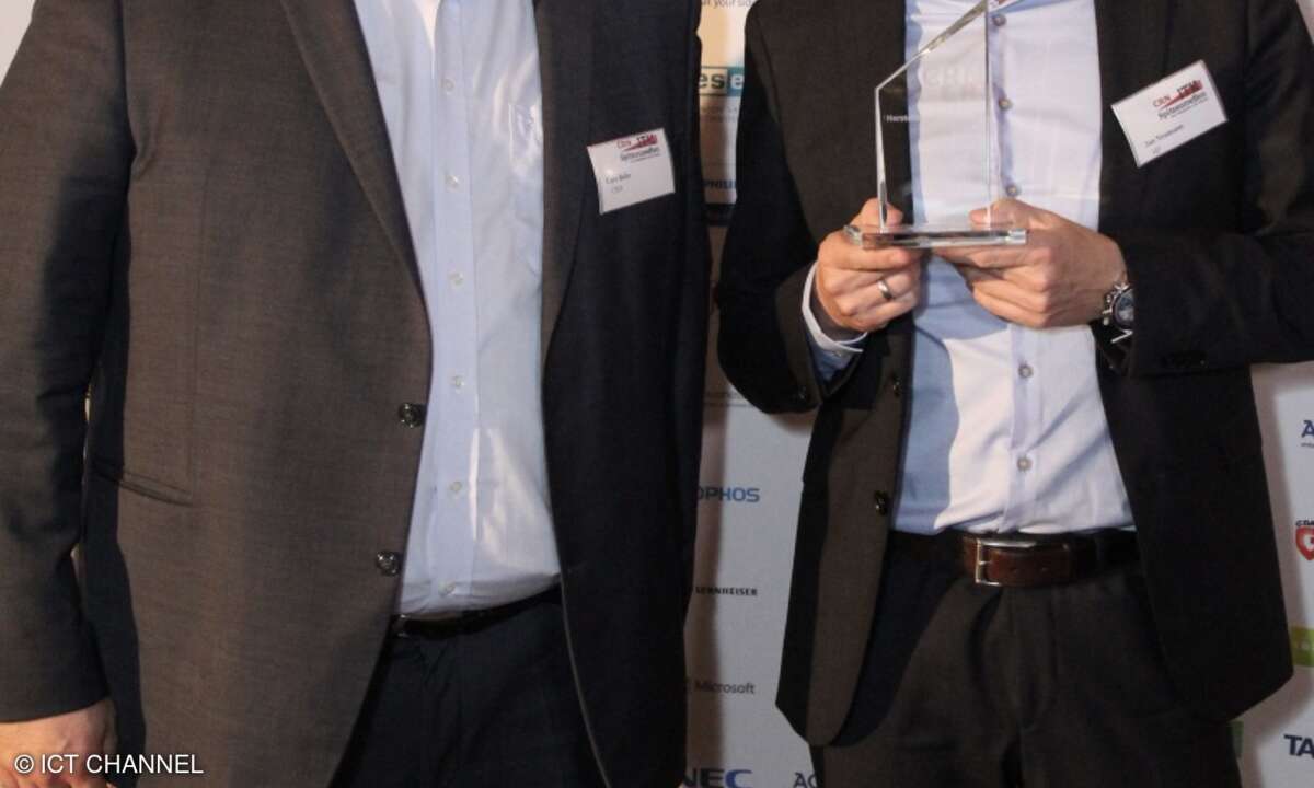 Jan Neumann (rechts) freut sich über den Hersteller Award für HPs Drucker-Sparte