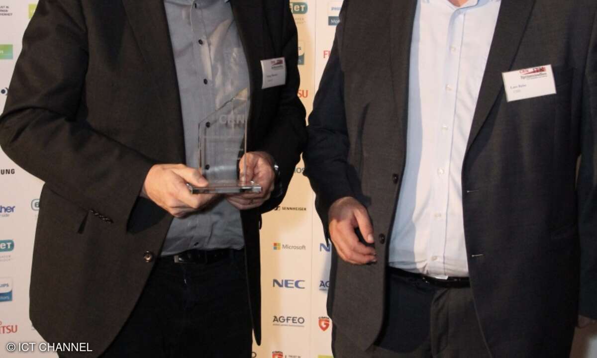 Georg Albrecht (links) holt den Hersteller-Award für Lenovo ab