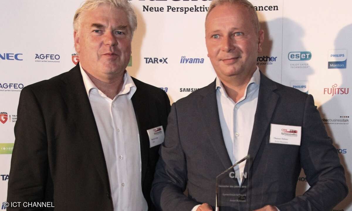 Thomas Hefner mit dem Hersteller-Award für Avast Business und CRN-Chefredakteur Martin Fryba