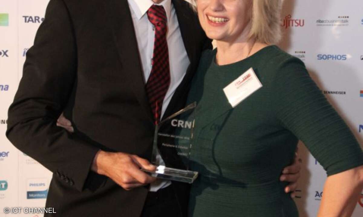 Michael Schmid und CRN-Redakteurin Michaela Wurm freuen sich gemeinsam über den Award für Cherry