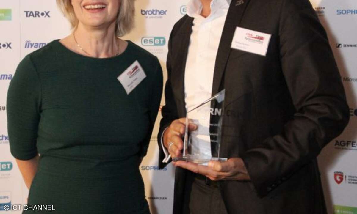 Stefan Grewe mit dem Award für Sennheiser