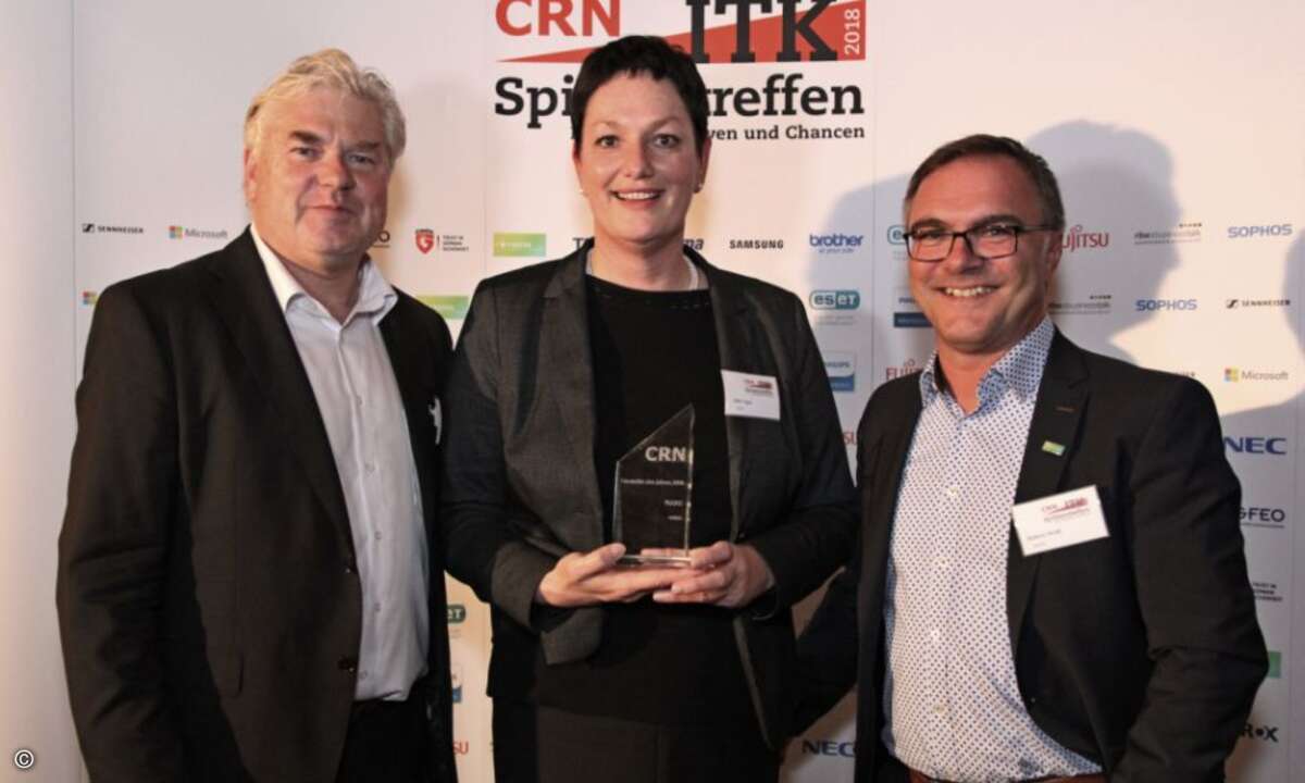 Hille Vogel und Robert Weiß mit dem Award für Estos