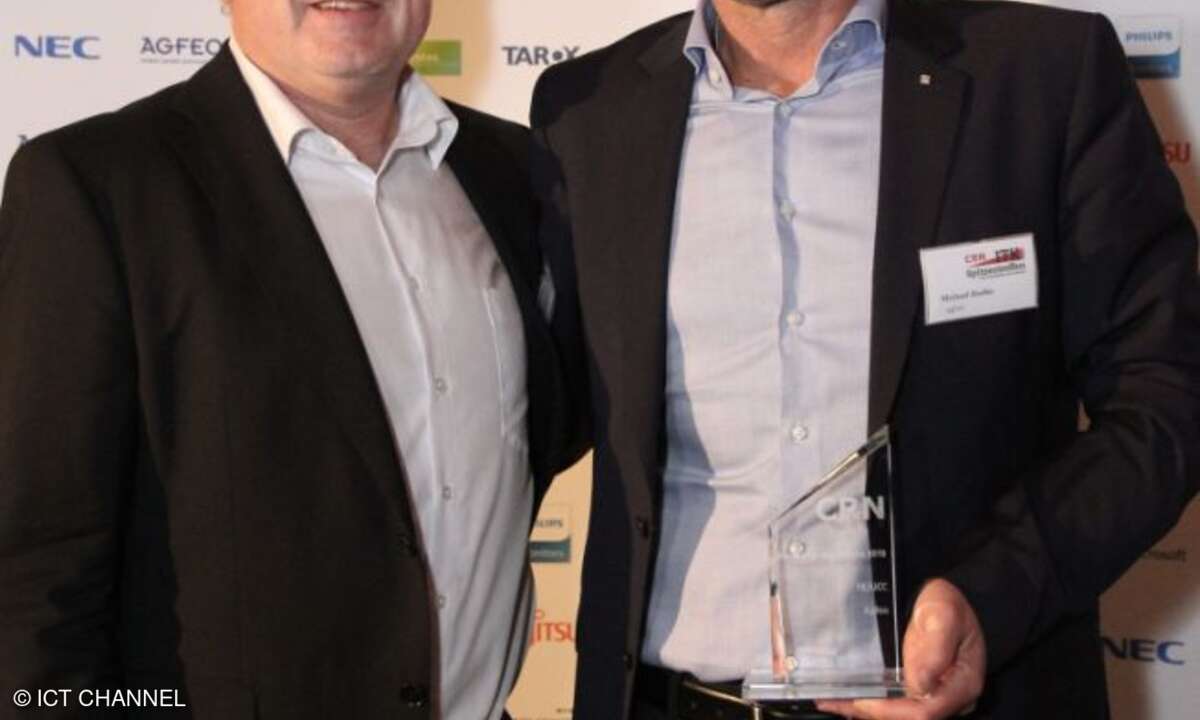 Michael Boelke nimmt von CRN-Chefradakteur Martin Fryba den Hersteller-Award für Agfeo entgegen