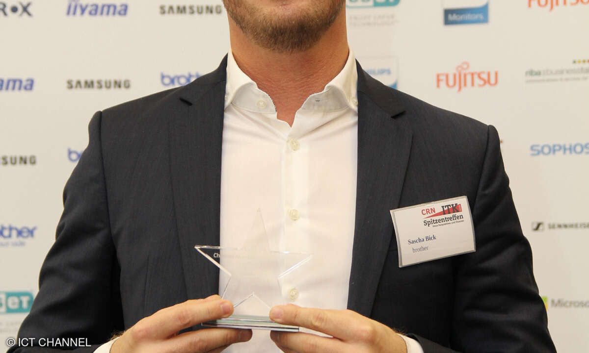 Brother-Vertriebsleiter Sascha Bick mit dem Hersteller-Award der CRN in der Kategorie Drucker 2018
